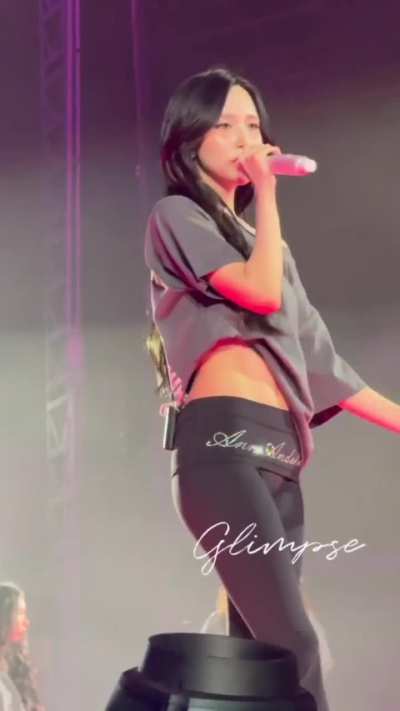 Mina looking so good 🖤