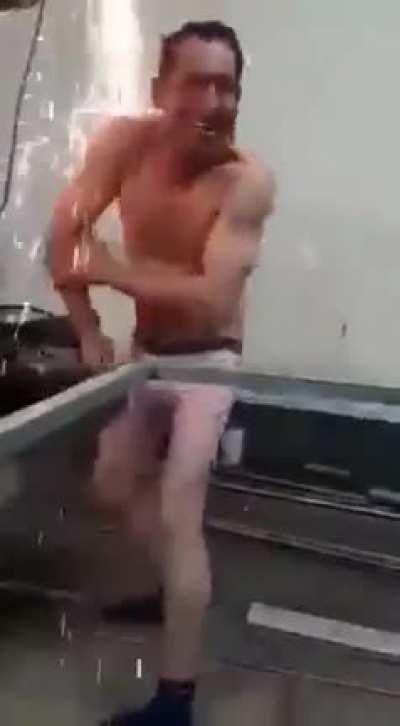 Wtf?! Cearense tomando banho?😳👉👈