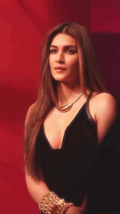 Kriti sanon sexy look 🥵