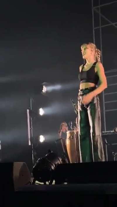 Performing with HAIM