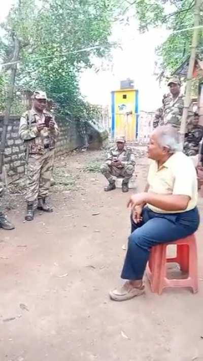 People who live around Morabadi or visit Morabadi frequently might have come across this amazing man, enjoy his wonderful voice.