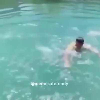 Bağk suyun ayarlarıyla oynuyor adam