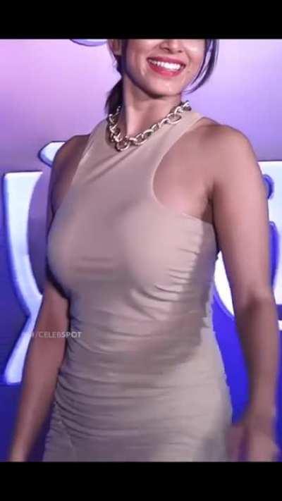 #MalavikaMohanan showing her perfect curves and we can't miss that ARMPIT as well 🥵😋