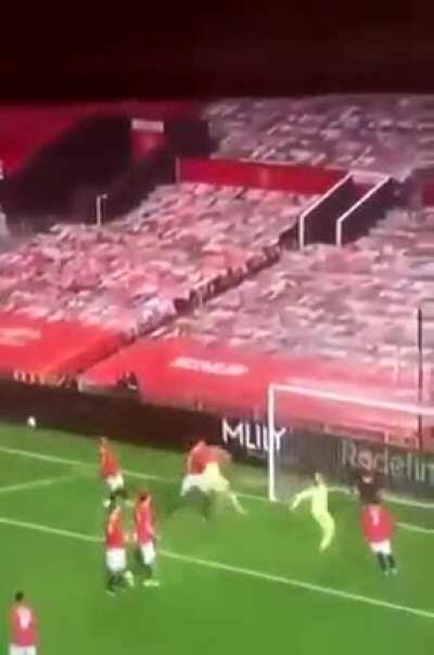 Harry Maguire takes eyes off the ball to elbow Newcastle player in the face. Play goes unnoticed.