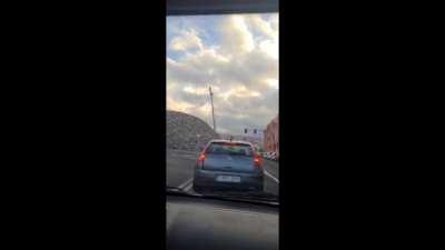 Spanish mum road raging with a child in the vehicle