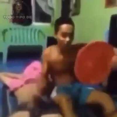 Muquinha aprendendo a dirigir com o greninja😱