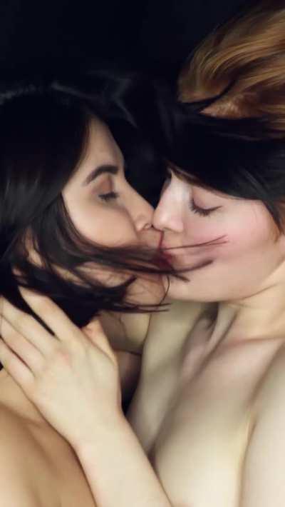 Look At The Way They Kiss. Sooooo Beautiful