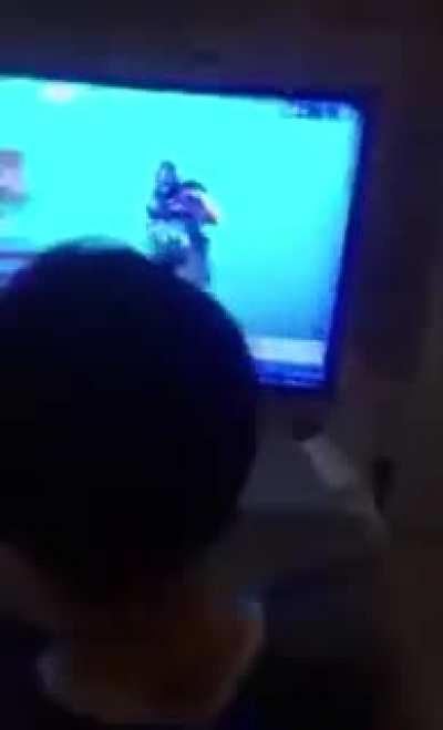 Beyler kardeşimi fortnite dansı yaparken yakaladım,biraz sert mi kaçtı?