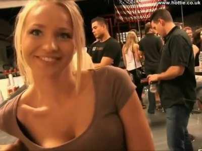 Hot Chick in a Bar Shows Everything