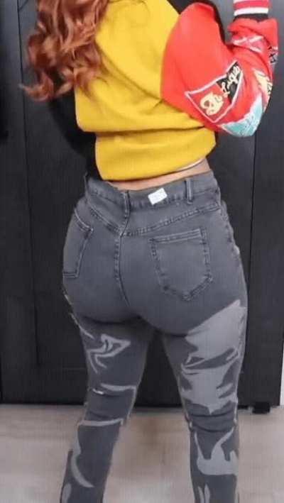 She's shaking that ass good in jeans🍑
