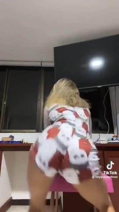 that ass is moving frr