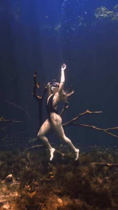 Jutta Leerdam underwater