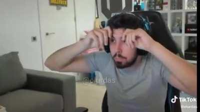 *Todo el mundo suicidandose para rencarnar en el hijo de willy*. La novia de willy el octavo mes