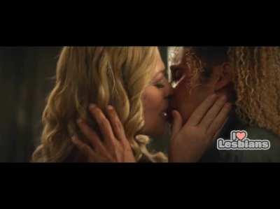 Jeri Ryan & Michelle Hurd (Star Trek: Picard -s02e10)