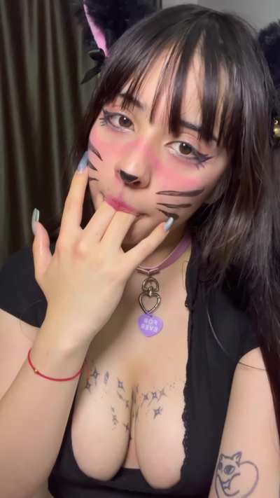 Wish i could suck on my master fingers right now 😻