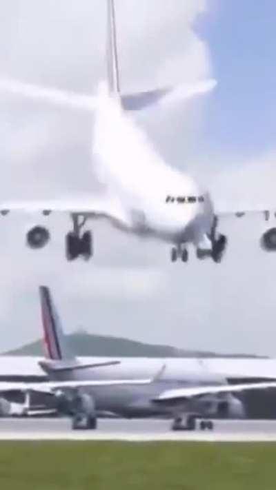This plane dancing is gonna crash the internet