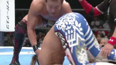 Hiroshi Tanahashi gets booed by the audience in Ryogoku Kokugikan after faking a knee injury to get the jump on Kazuchika Okada • King of Pro Wrestling 2013
