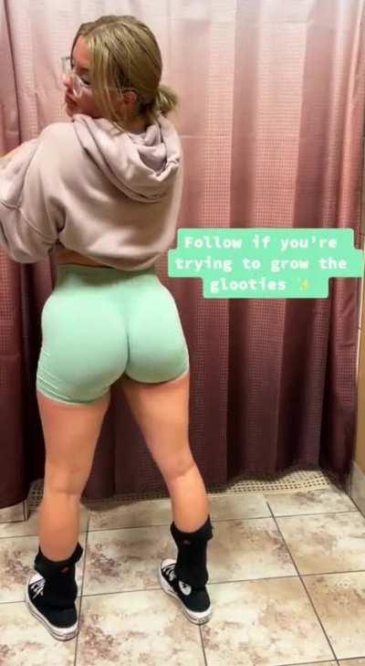 Wow! This PAWG has a thick dumper! 🤤🍑