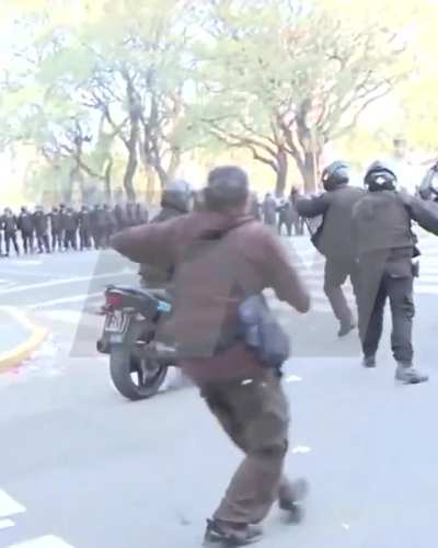 Enfrentamientos entre la policía y los manifestantes en la puerta del Congreso