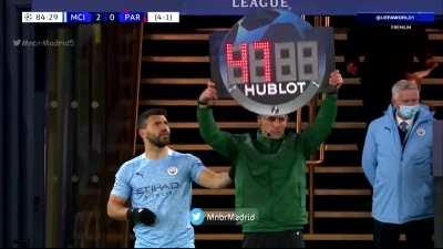 Linesman holds up 9 for Aguero’s substitution, Aguero notices it and tells him of the mistake