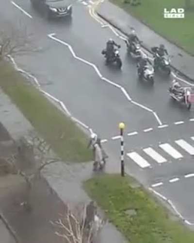 Respectful bikers, well done, exemplary behavior