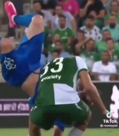 This is quite possibly the most romantic thing I’ve ever seen. I hope they get married and sweetly retell this story at every gathering they have while looking into each other’s eyes and finishing each other’s sentences. I love football 💕