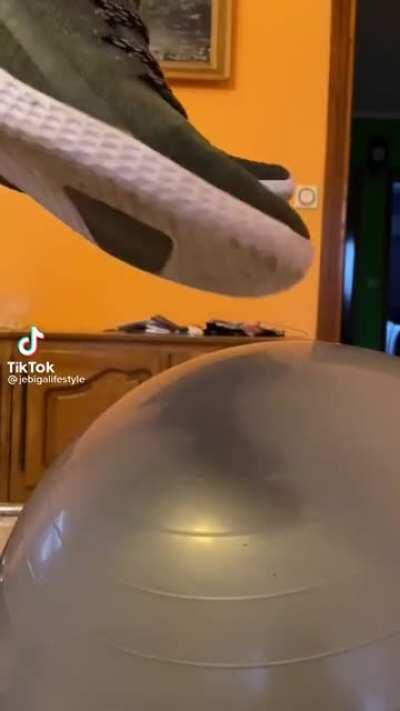 Increíble salto que hace amigos,casi se hace daño y todo