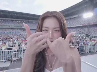 Jihyo singing "Fanfare" up-close...HEY!