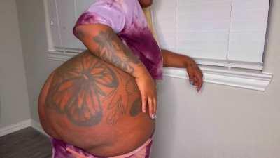 Big ol' tatted ass clapping in new home.