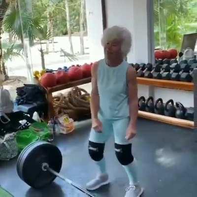 75-летняя Джоан Макдональд делает становую тягу 80 кг.
