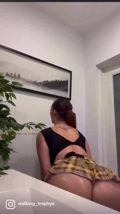 Latina oiled ass clapping