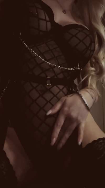 Bin  deine Nachbarin und brauche Eier. Ich empfange dich so. Was machst du?