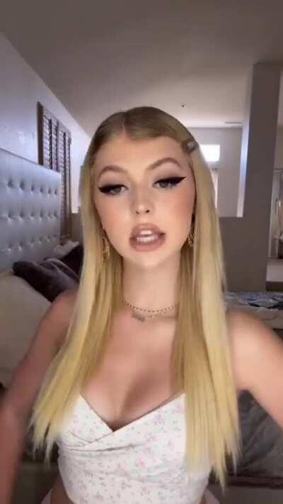 I love her cleavage 😍😭💔