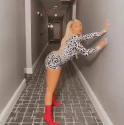 Nicki twerking to THIQUE