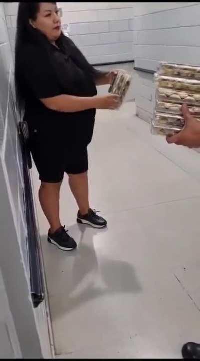 La Plata: Chicas detenidas por robarse varias cajas de Ferrero Rocher del Changomás