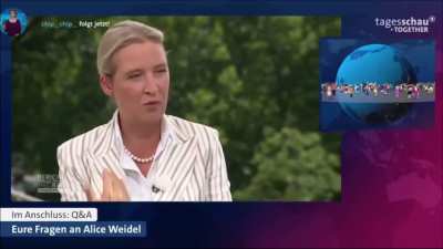 Demonstrierende machen Musik bei Weidel Interview 😄🙏🥰
