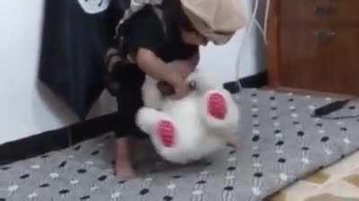 Beyler böyle şeyler çocuk istismarına giriyor mu? Çocuğa da oyuncak kestirmezsin amk