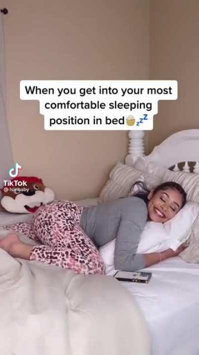 She knows exactly what she’s doing 🍑🍑