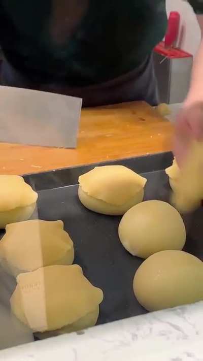 how he's flattening the dough