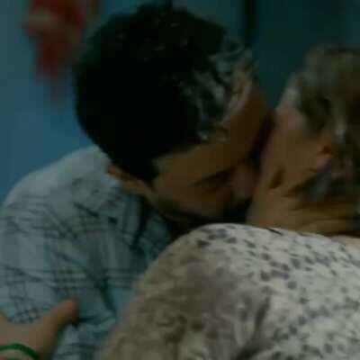 MILF Tejaswini Pandit smooching like horny. Lucky bastard Swapnil Joshi.