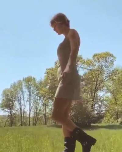 STUNNING GODDESS TAYLOR