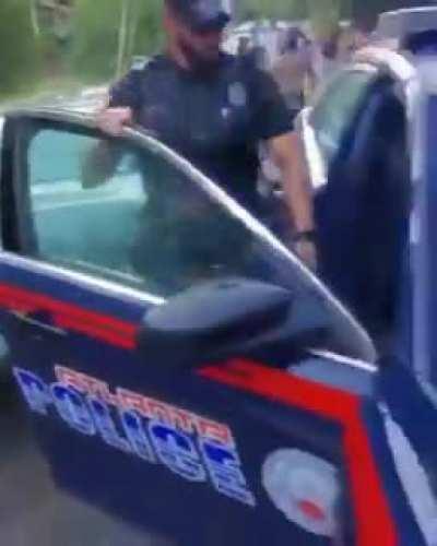 Police car gets shot by many peoples!