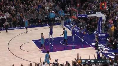 [Highlight] Lee throws up an atrocious three point attempt and Booker settles for a two after getting the offensive rebound