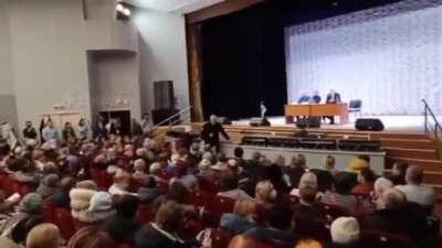 Глава Коми Владимир Уйба отказался извиняться перед жителями республики за то, что назвал их «мусором» и призвал горожан просто «смотреть футбол», сбежав со сцены в Эжве.