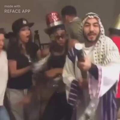 Mentor,Kaanflix,Hugola,Emre veMert Porçay'dan habersiz yıl başı kutlaması yapıyordur bunu öğrenen Porçay