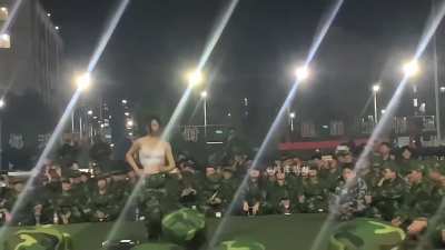 大学军训的操场来上这么一段，也算得上校园风云人物了