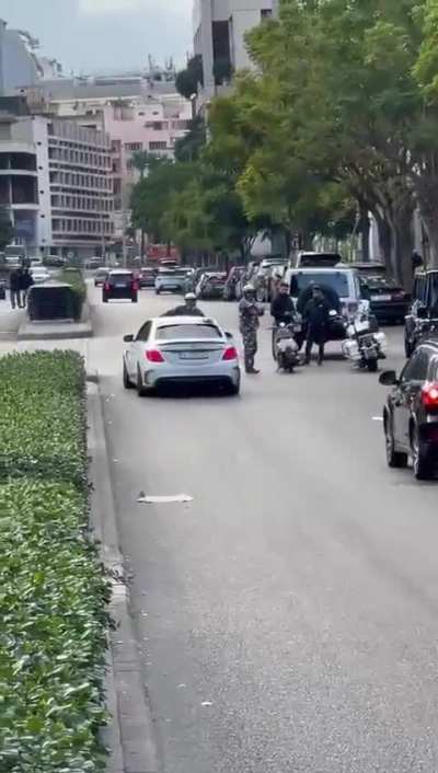 Teenager runs over a police officer 