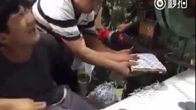 Man has fingers crushed by a hydraulic press