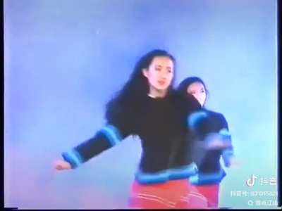 中国人创造性地将藏族和维吾尔族元素融入毛泽东崇拜歌曲中 Chinese creatively incorporated Tibetan and Uighur elements into Mao worship songs