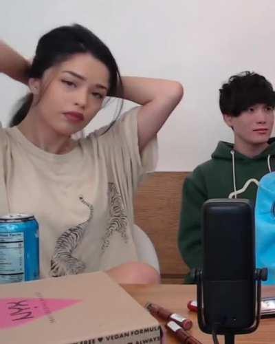 Rae from the roomie makeup stream